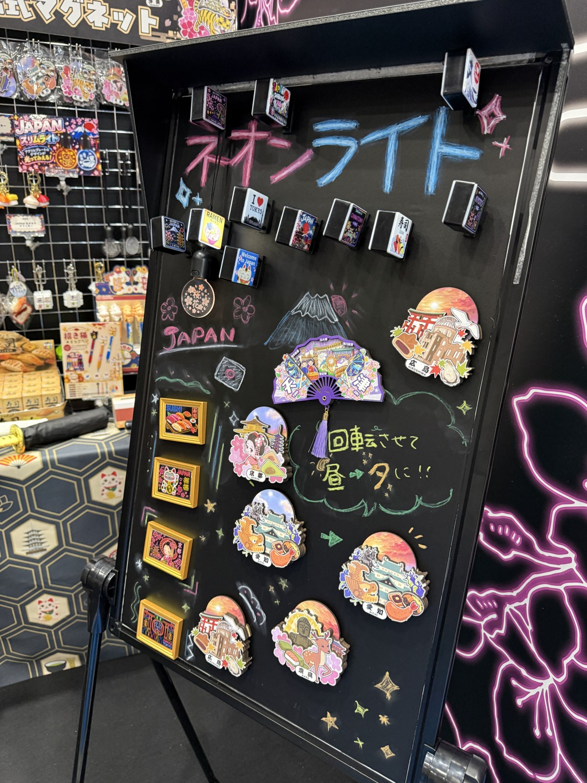 「ネオンライト」として紹介されていた小型グッズ。日本の地名や食べ物を取り入れた絵柄が並んでいました。