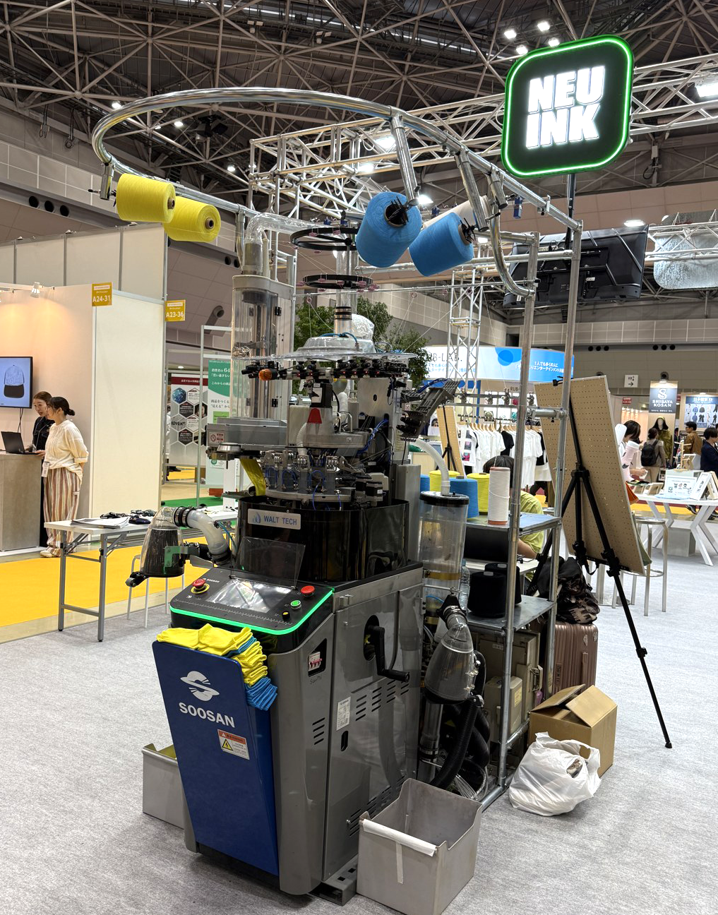 靴下づくりに関わる編み機の展示。糸や設備にも目を向け、製品になるまでの工程を考えるきっかけに。