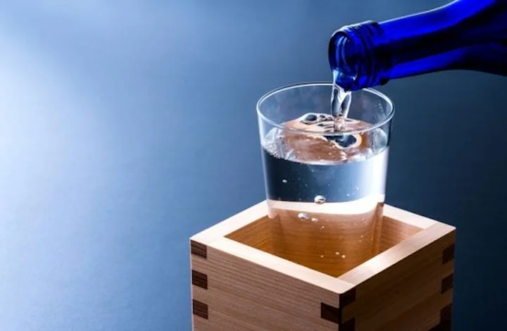 日本酒が注がれる升