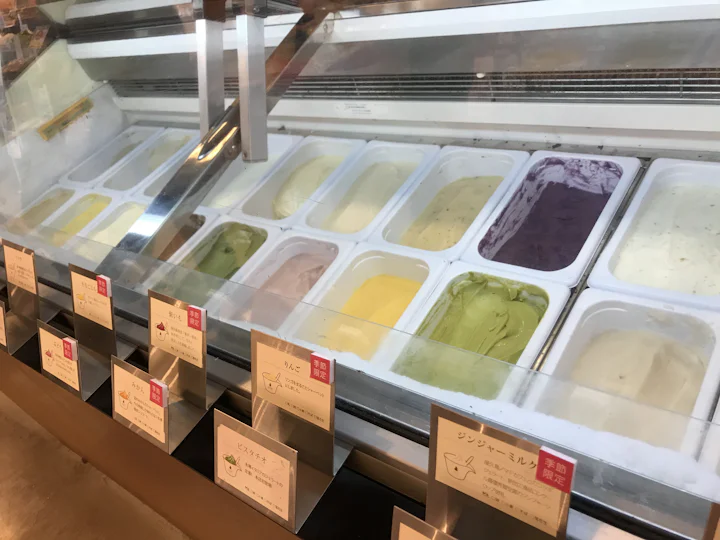 パステル調の色合いのジェラートが並び、ショーケースの前で癒されます♪