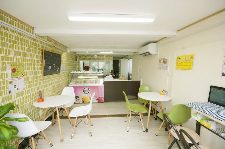 店内は、クリーム色とグリーンで落ち着いた雰囲気！ 壁面もオシャレですよね！