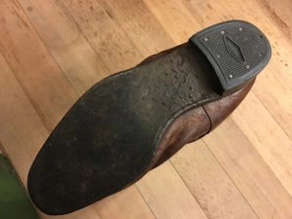 修理前の軍靴｜右足