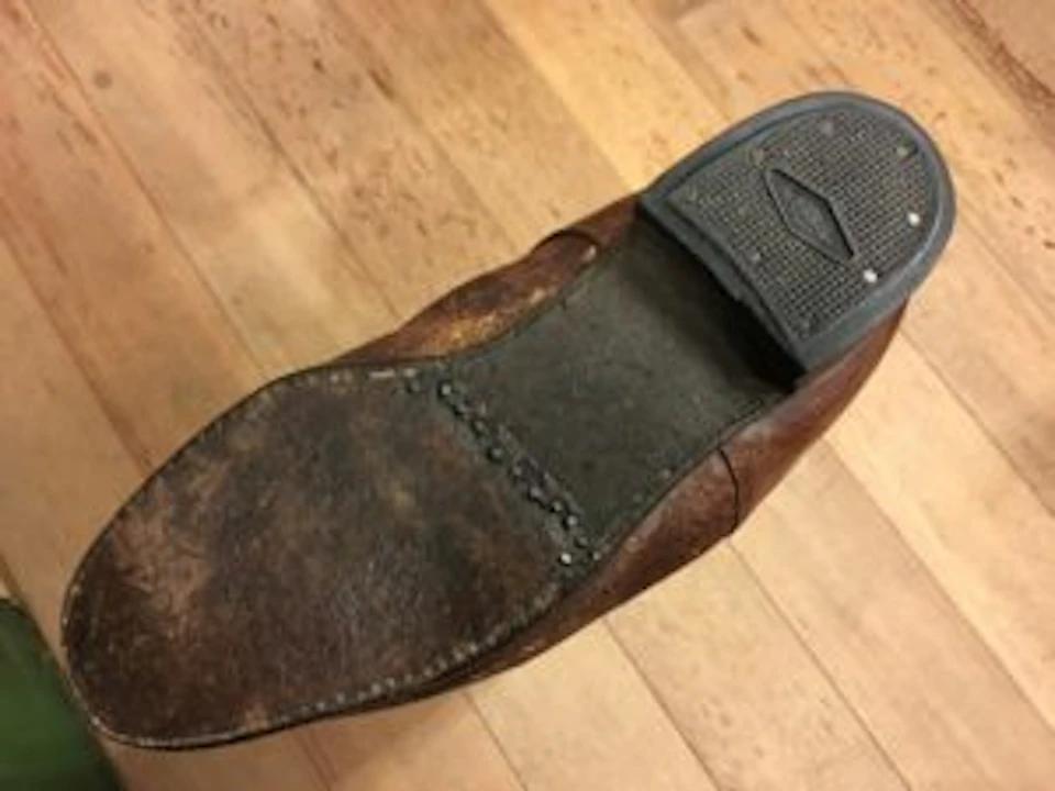 修理前の軍靴｜左足