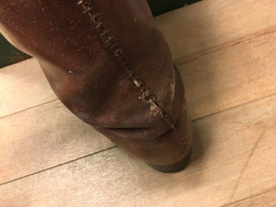 修理前の軍靴の踵