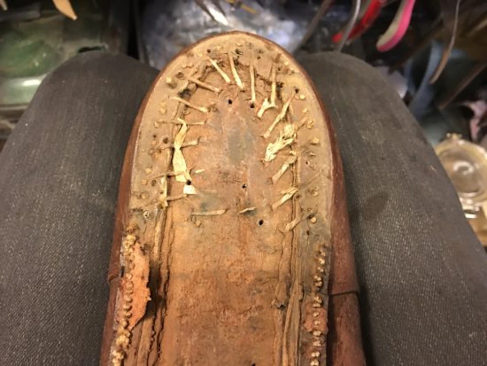 軍靴のアウトソールを剥がした状態