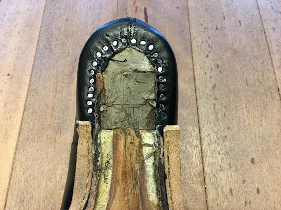 アッパーと中底を留めてるタックス