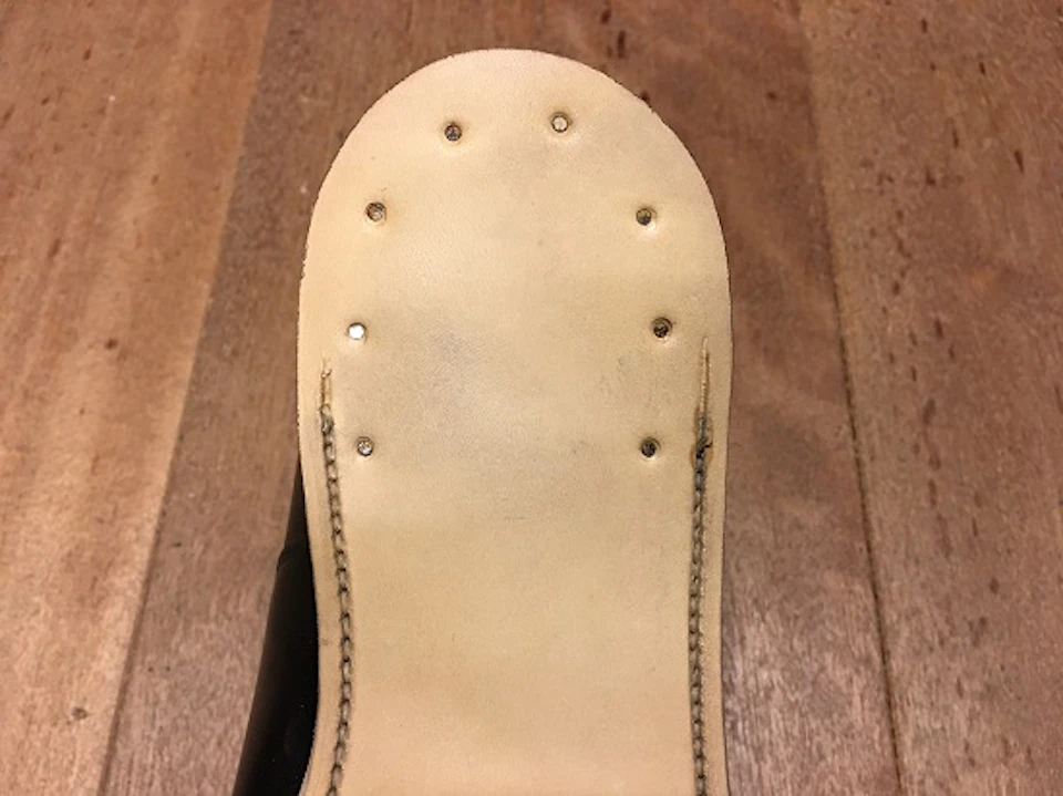 ウェルトにアウトソールが縫われた状態|※見えてる糸はウェルトとアウトソールを縫ってる糸でチャン糸ではありません。