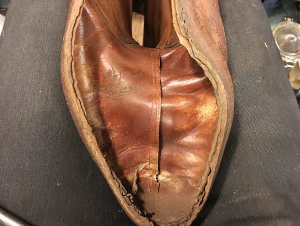 軍靴の中底を剥がした状態