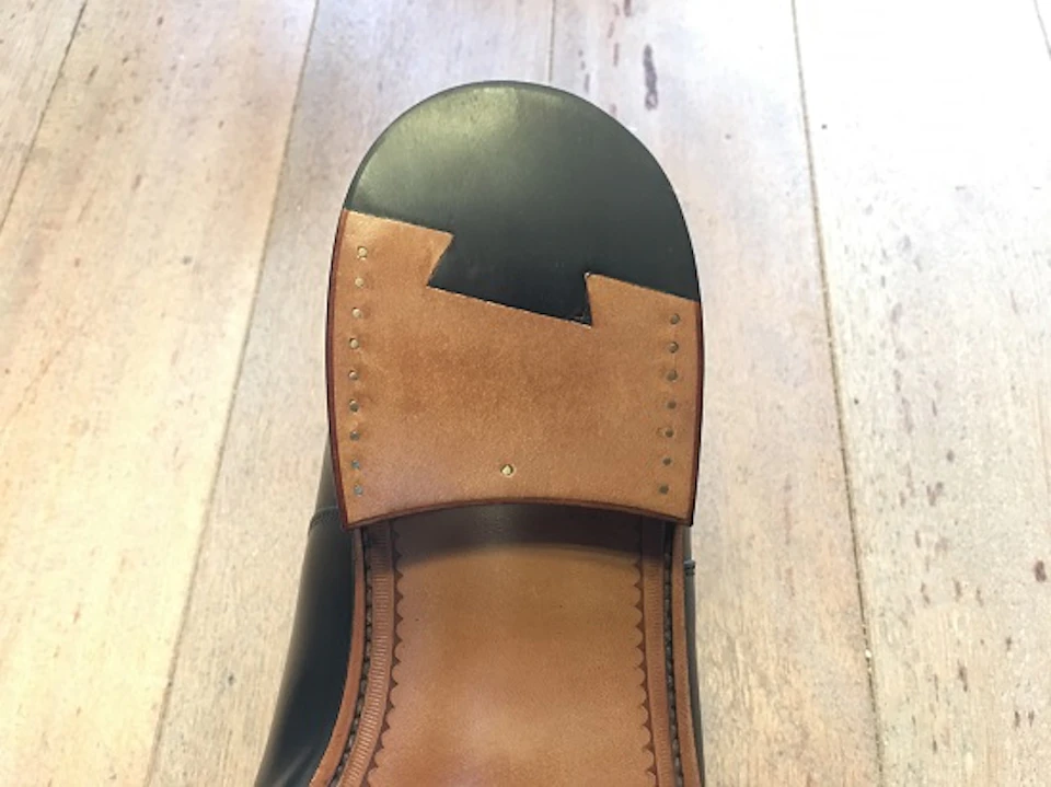 革積み上げとリフトを留めてる化粧釘