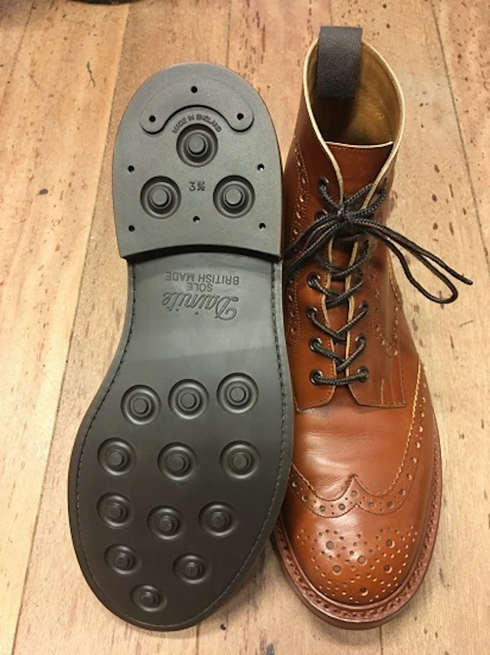 トリッカーズのカントリーブーツオールソール交換後｜ゴム底