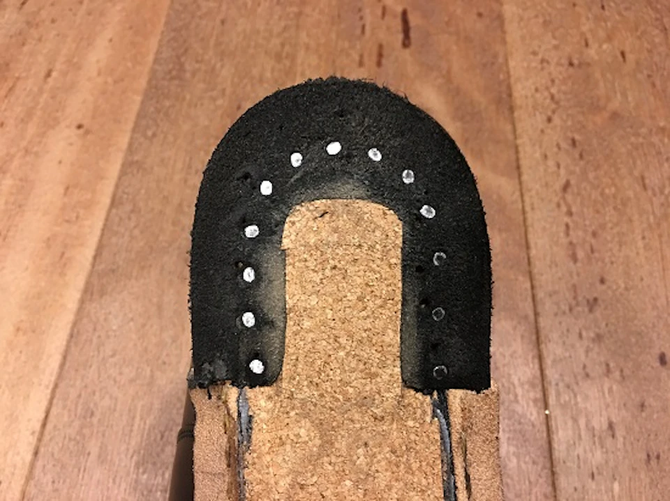 アッパーと中底とハチマキを留めてるタックス