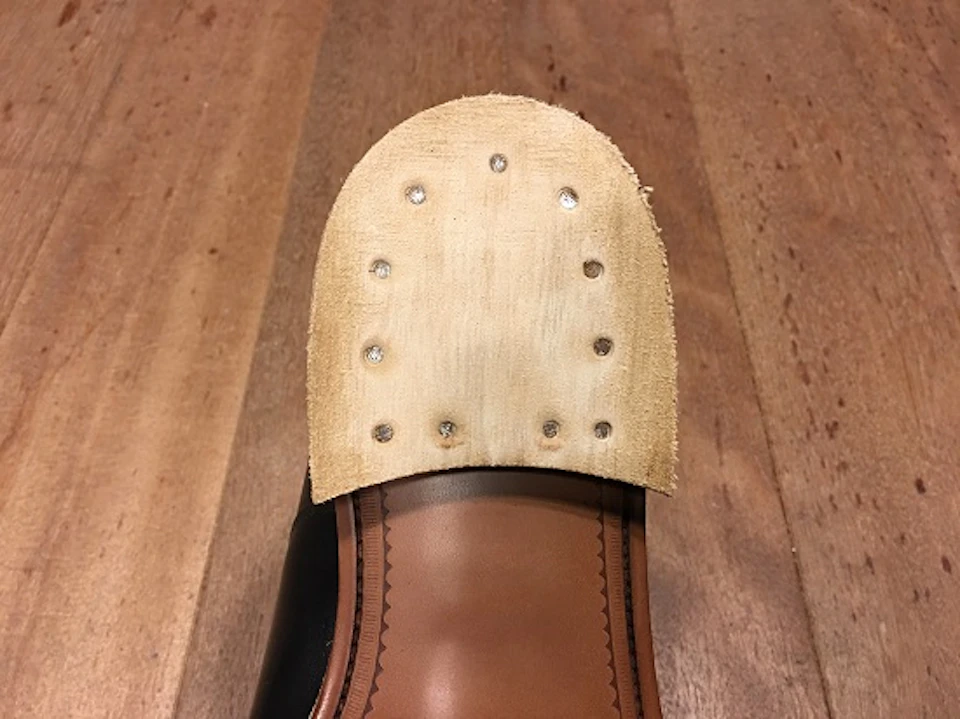 アッパーと中底とハチマキと本底と革積み上げを留めてる釘