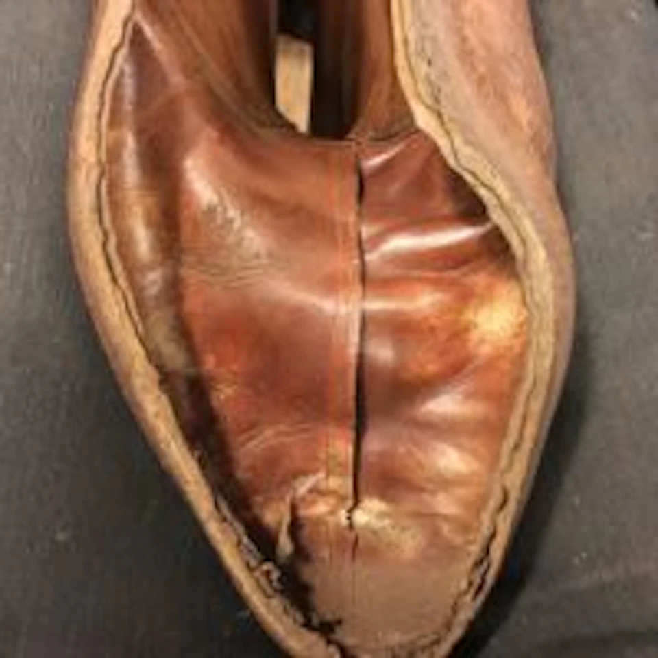 軍靴の中底を剥がした状態