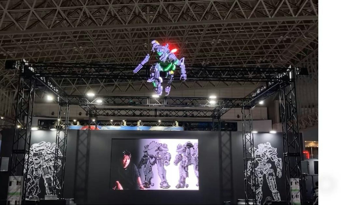 展示会ブースの上空に浮かぶ大型の3Dホログラム