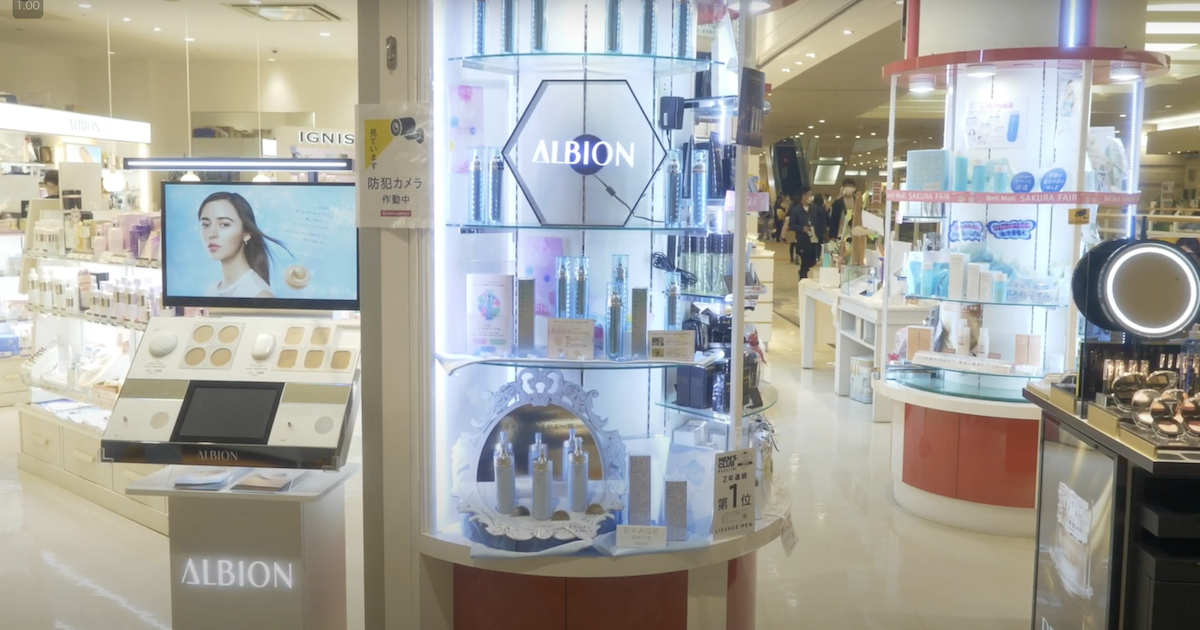 化粧品売場の店頭ディスプレイに設置した3Dホログラム