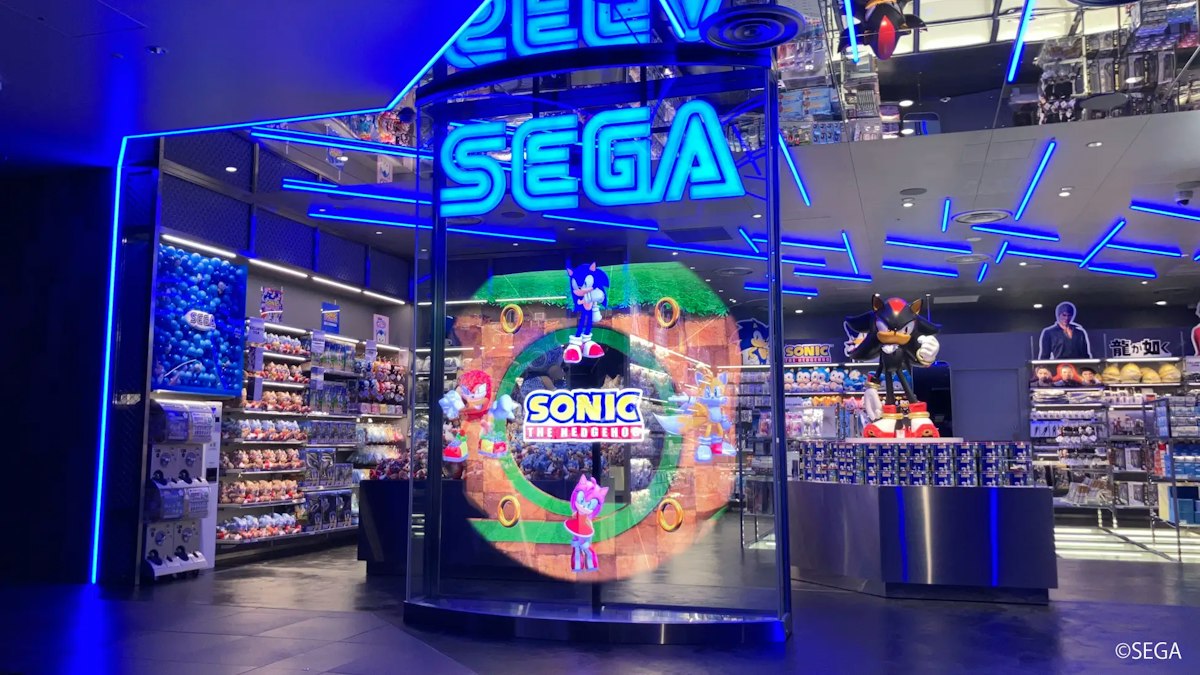 店舗入口中央に設置した直径約2mの3Dホログラム