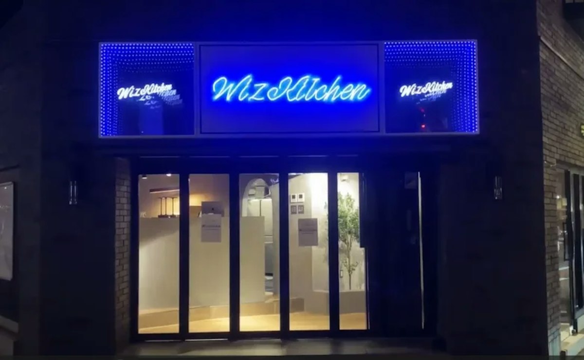 飲食店の屋外看板の横に設置した3Dホログラム