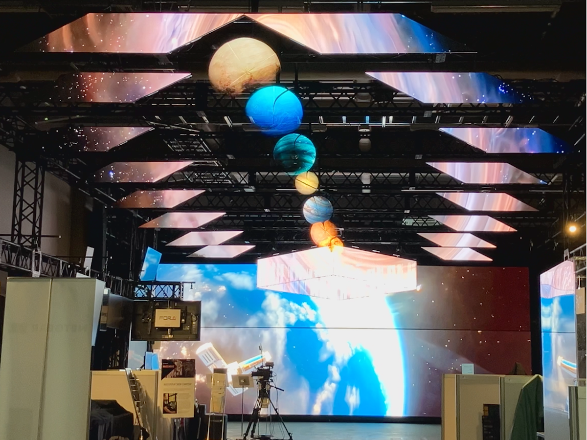 LEDディスプレイと組み合わせて何層にも重ねた3Dホログラムの演出