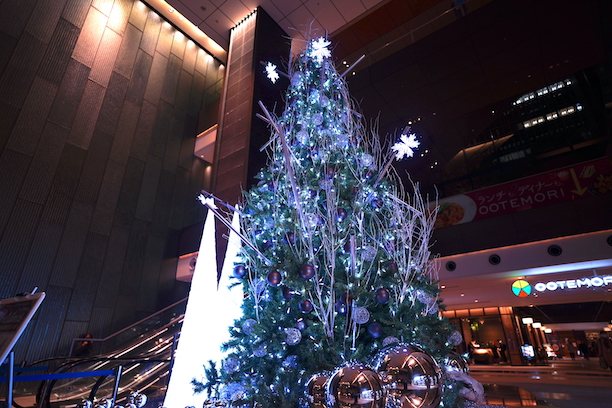 大手町駅直結の商業施設「OOTEMORI」の クリスマスツリー「Futuristic