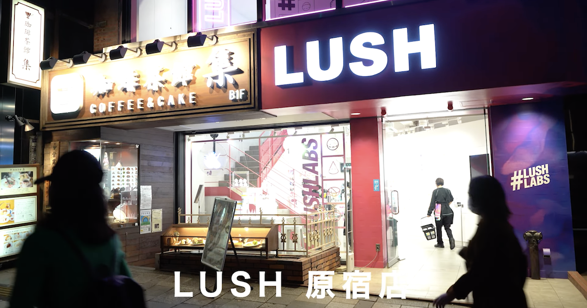 ショップウィンドウに3Dホログラムを設置した店舗の外観