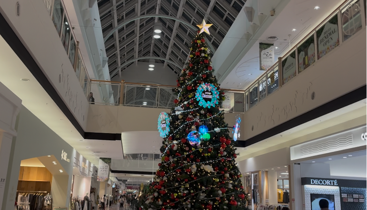 ショッピングモールの巨大クリスマスツリーと宙に浮かぶ3Dホログラム