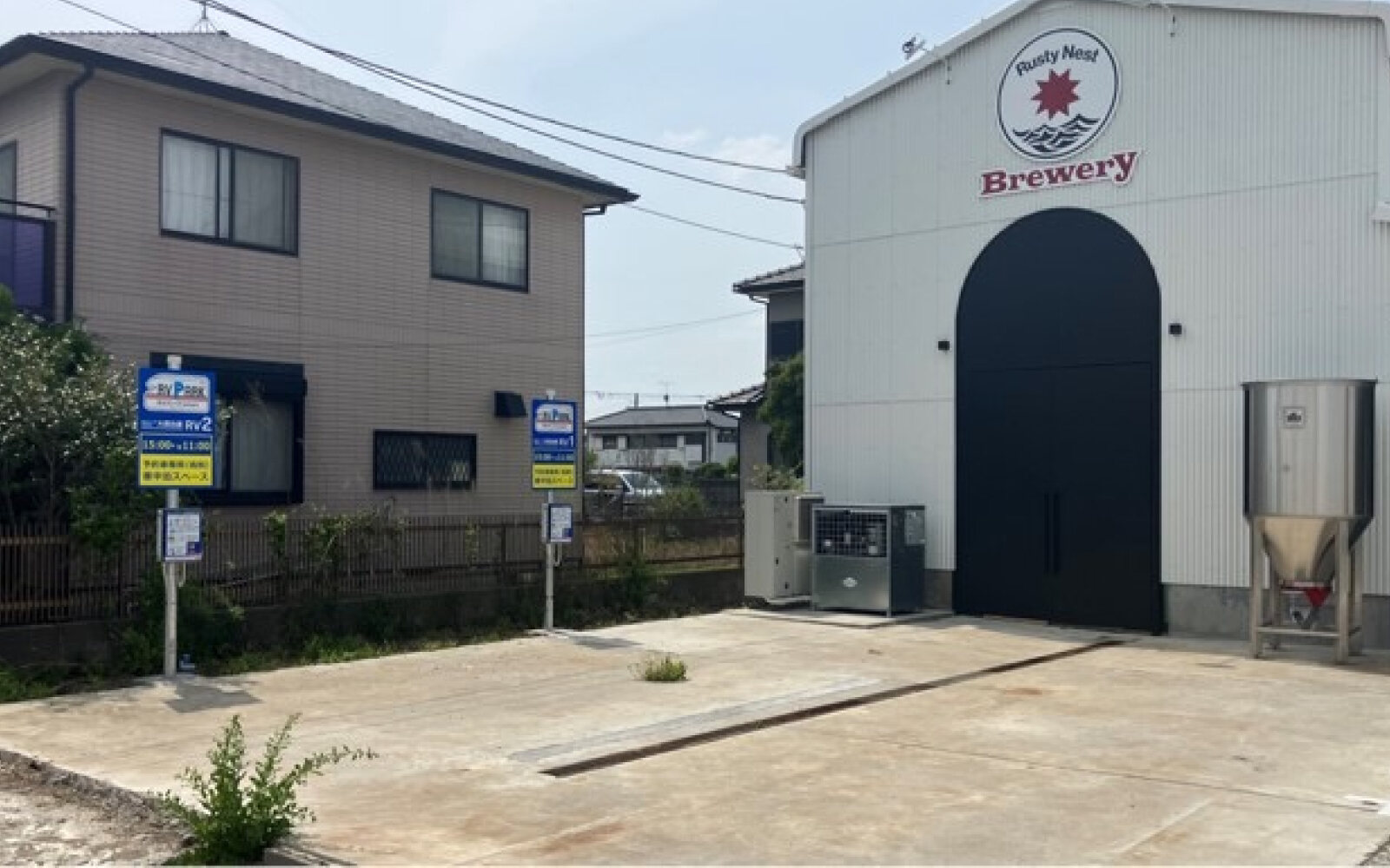 Rusty Pit Innの区画「RV1」「RV2」と、隣のRusty Nest Breweryの建物