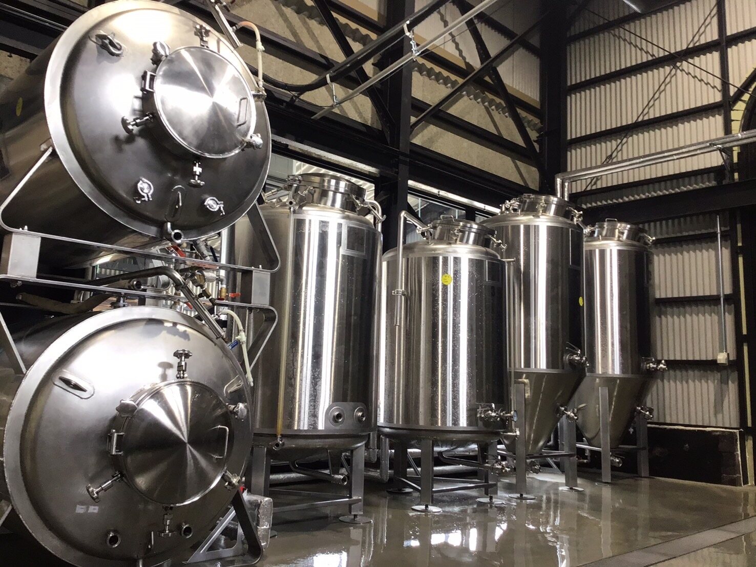 Rusty Nest Breweryの醸造所に並ぶ、ステンレスの醸造タンク