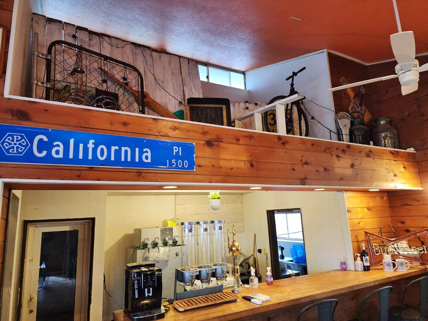 Rusty Cafe & Barの店内。木の壁にCaliforniaの標識が掛かったカウンター