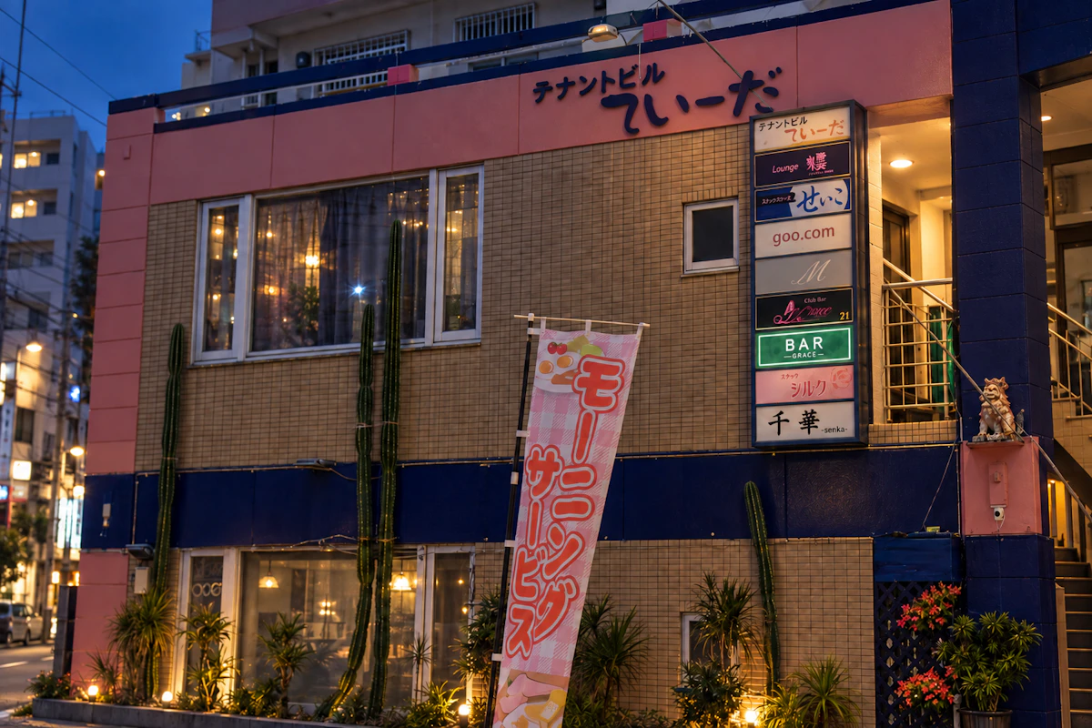 浦添市BAR GRACEのビル案内板に配置した横長の電照看板の制作イメージ