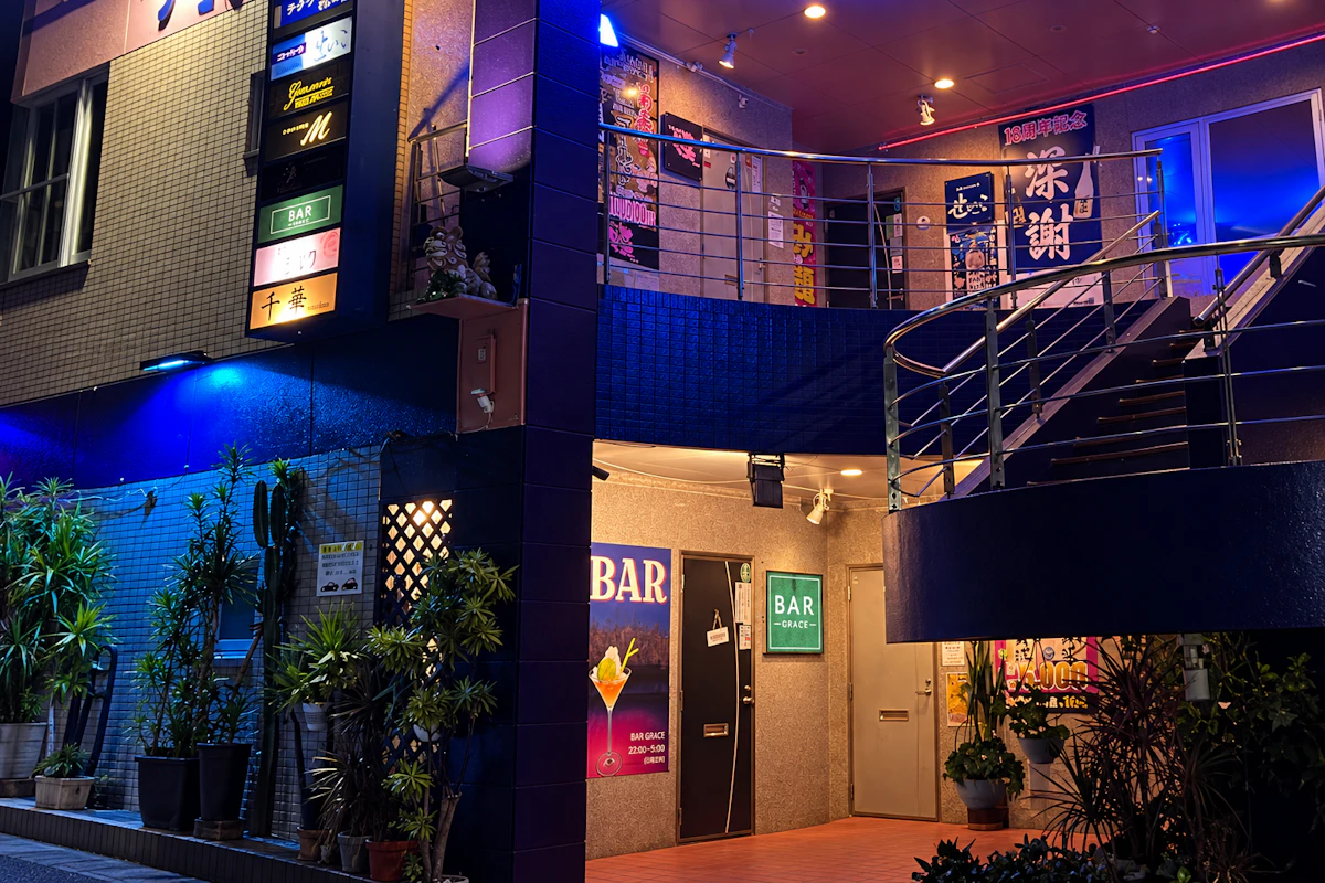 BAR GRACEのビル案内板と店舗入口の看板を示した外観全体の制作イメージ
