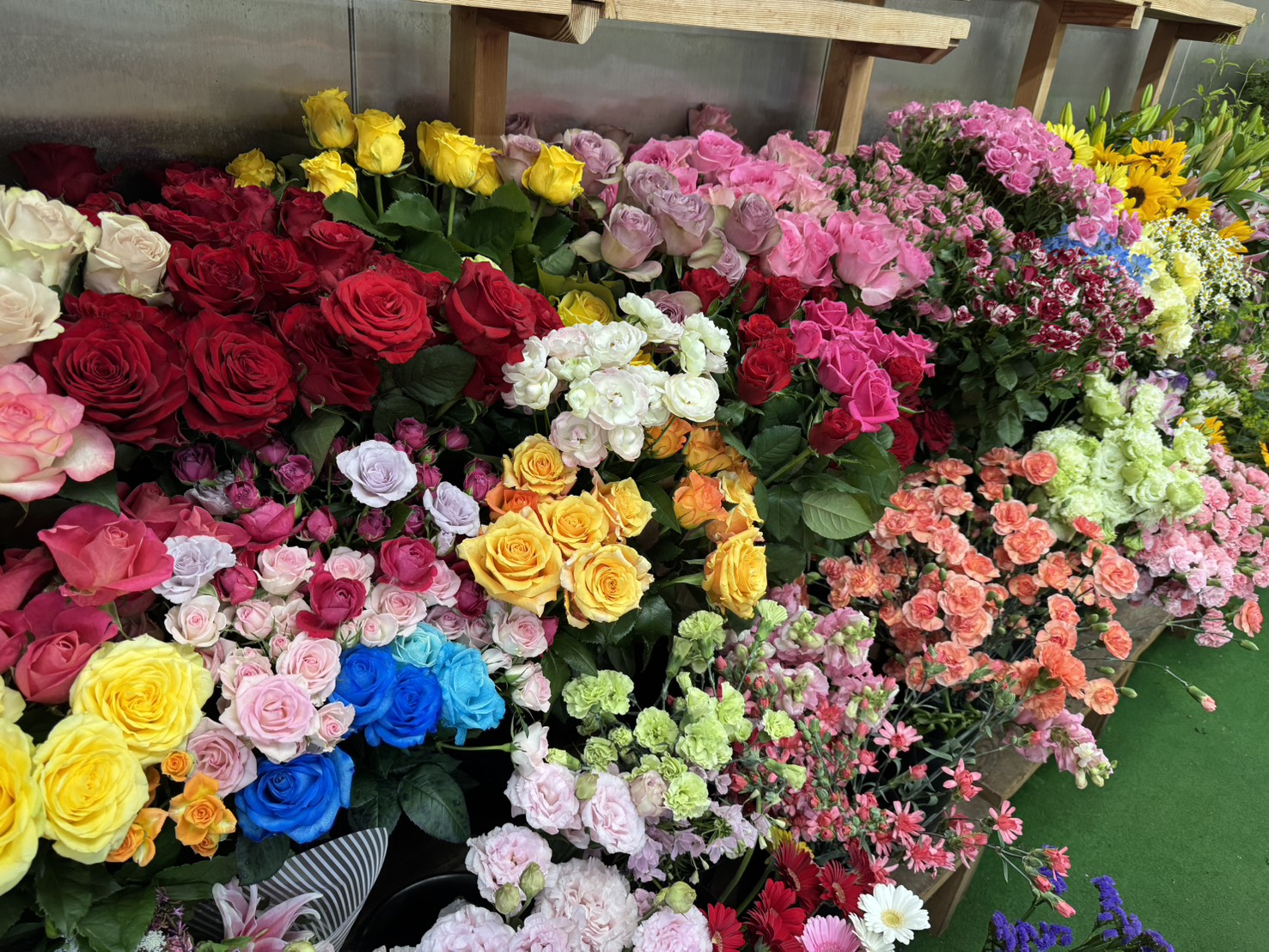 毎週月曜日と金曜日は切り花の入荷です(花)