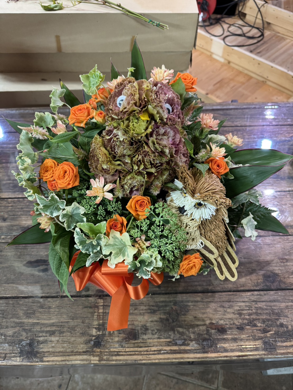 フクロウチックなお花を送ってほしいとのご依頼をいただきましてアレンジメントを作成いたしました🦉