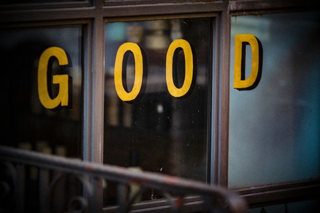 窓越しに大きく「GOOD」と書かれた文字。20代で家を建てることが前向きな選択であることを象徴している。