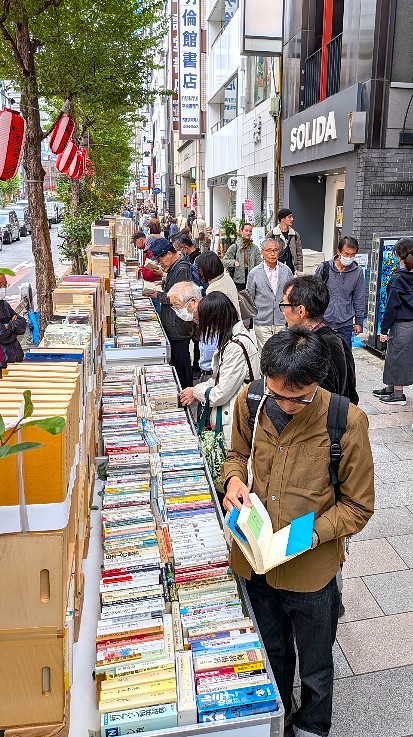 「読書の秋」は深し　にぎわう神保町の古本まつり