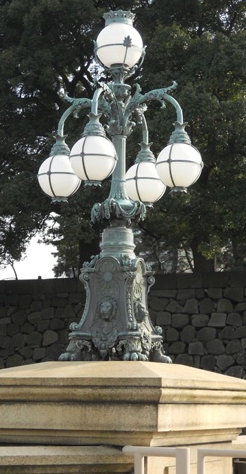 皇居正門石橋 現飾電燈.jpg