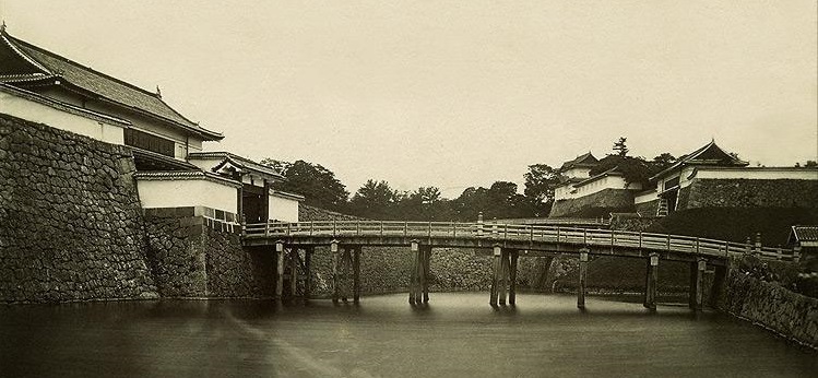 西の丸大手橋2トリ.jpg