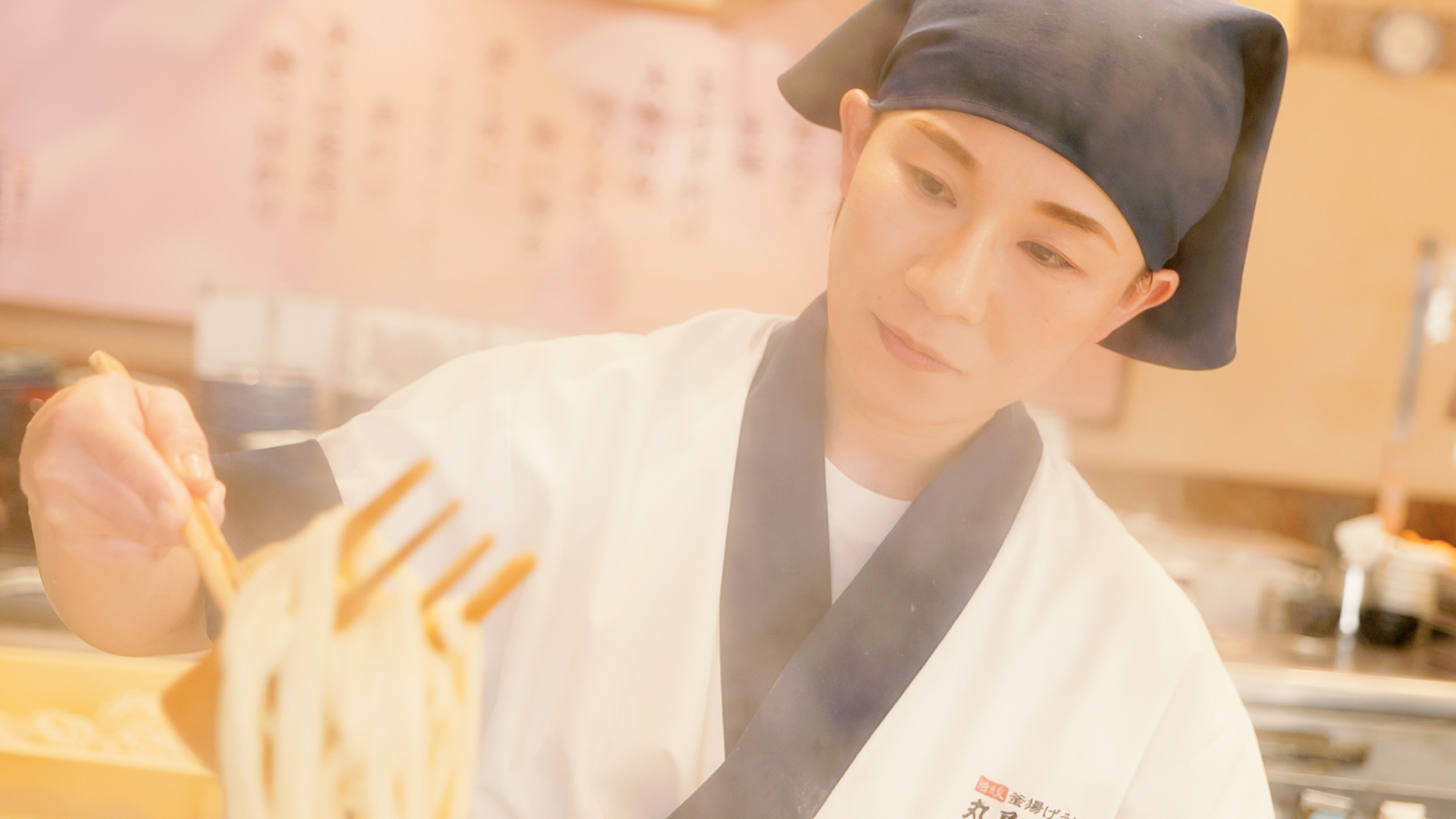 麺職人インタビュー 角崎 真奈美｜ここのうどんは、生きている。丸亀製麺