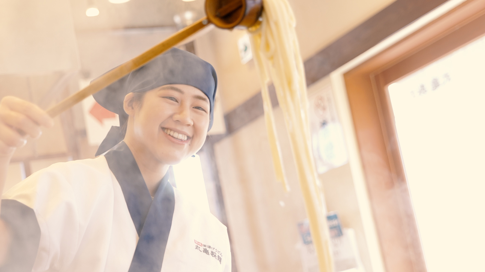 麺職人インタビュー 皿谷 彩夏｜ここのうどんは、生きている。丸亀製麺