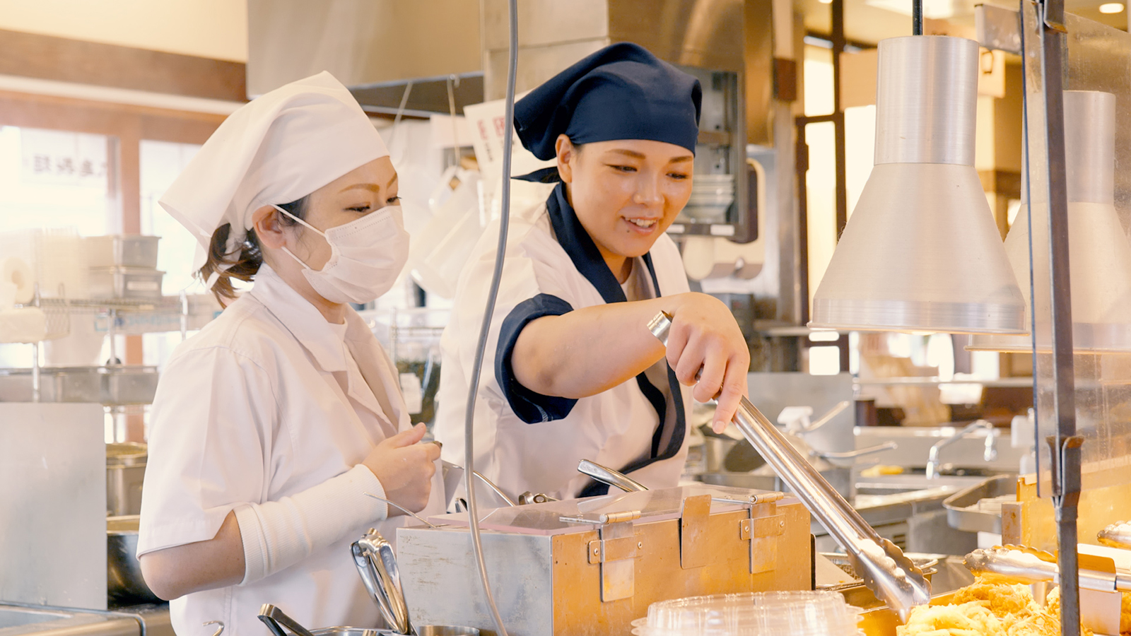 麺職人インタビュー 水貝 亜里沙｜ここのうどんは、生きている。丸亀製麺