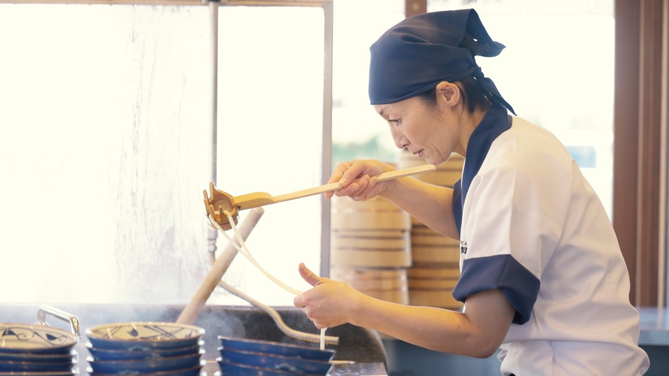 麺職人インタビュー 安達 弘恵｜ここのうどんは、生きている。丸亀製麺