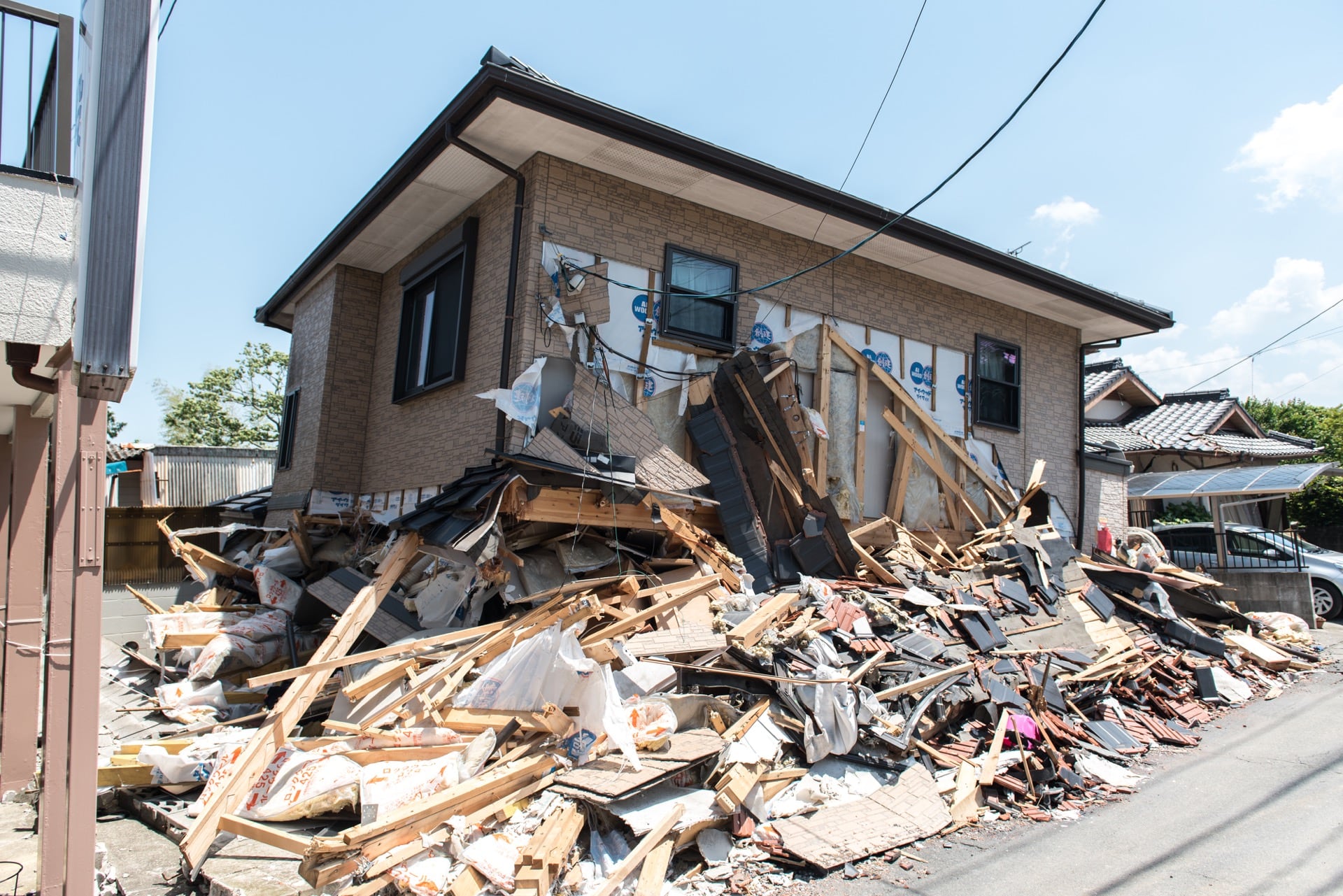地震で倒壊した家