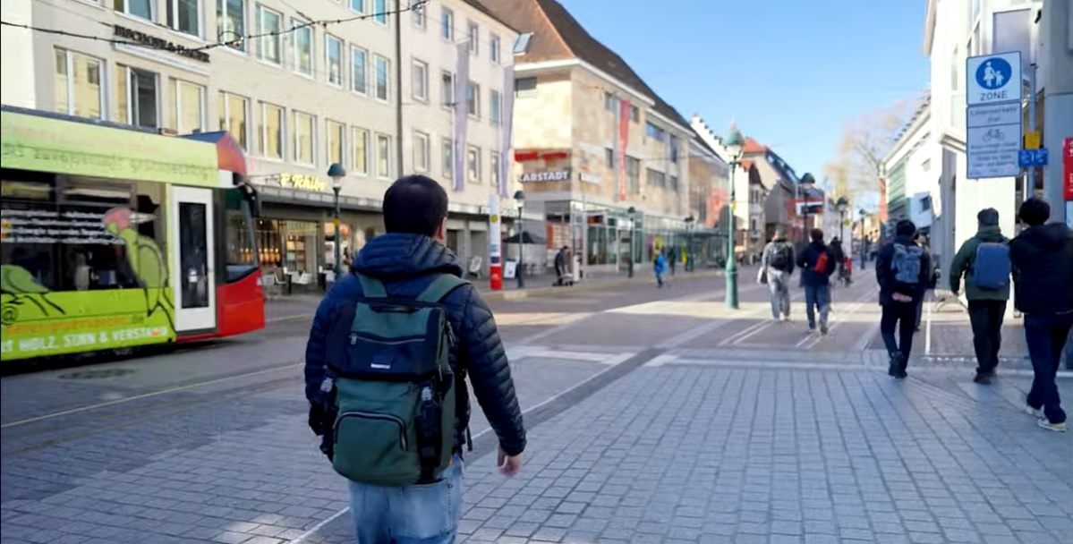 朝9時、フライブルク中心部の目抜き通り