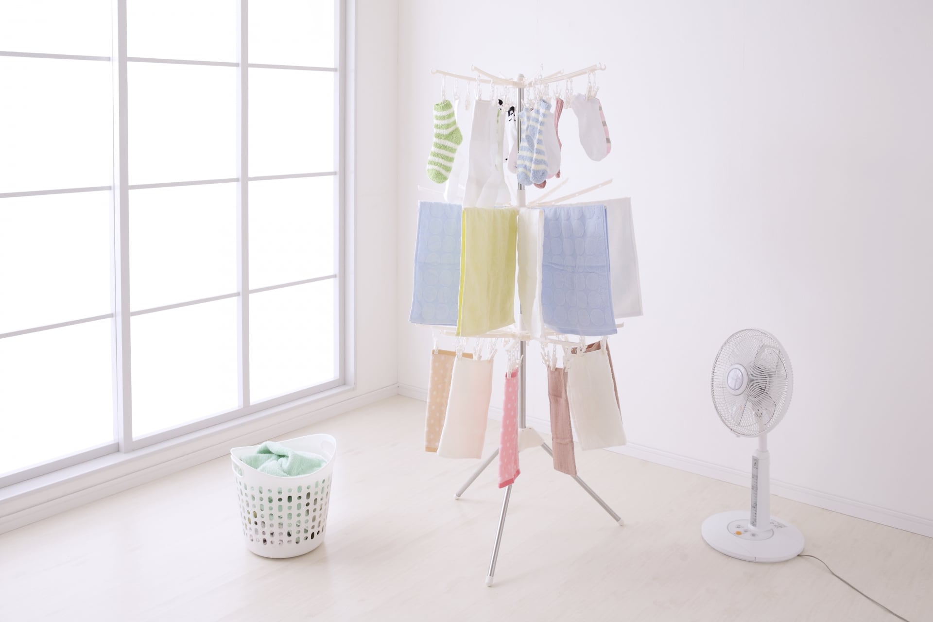 部屋の乾燥を加湿器で防げない本当の理由 あなたの家に潜む天然の除湿機の正体とは？