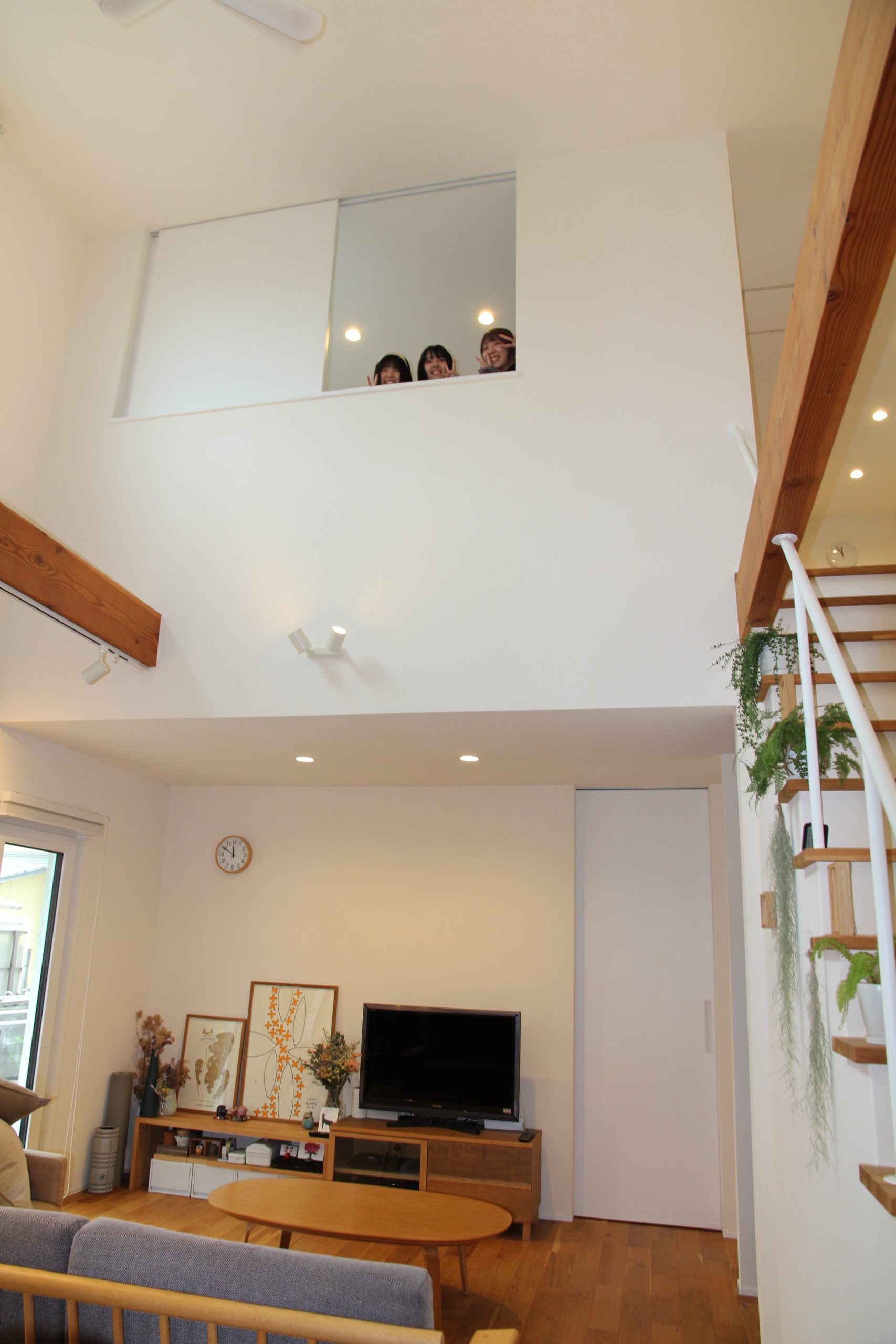 大きな吹き抜けのリビングに家族が集まる アレルギーにもやさしい住まい - ギャラリー 1