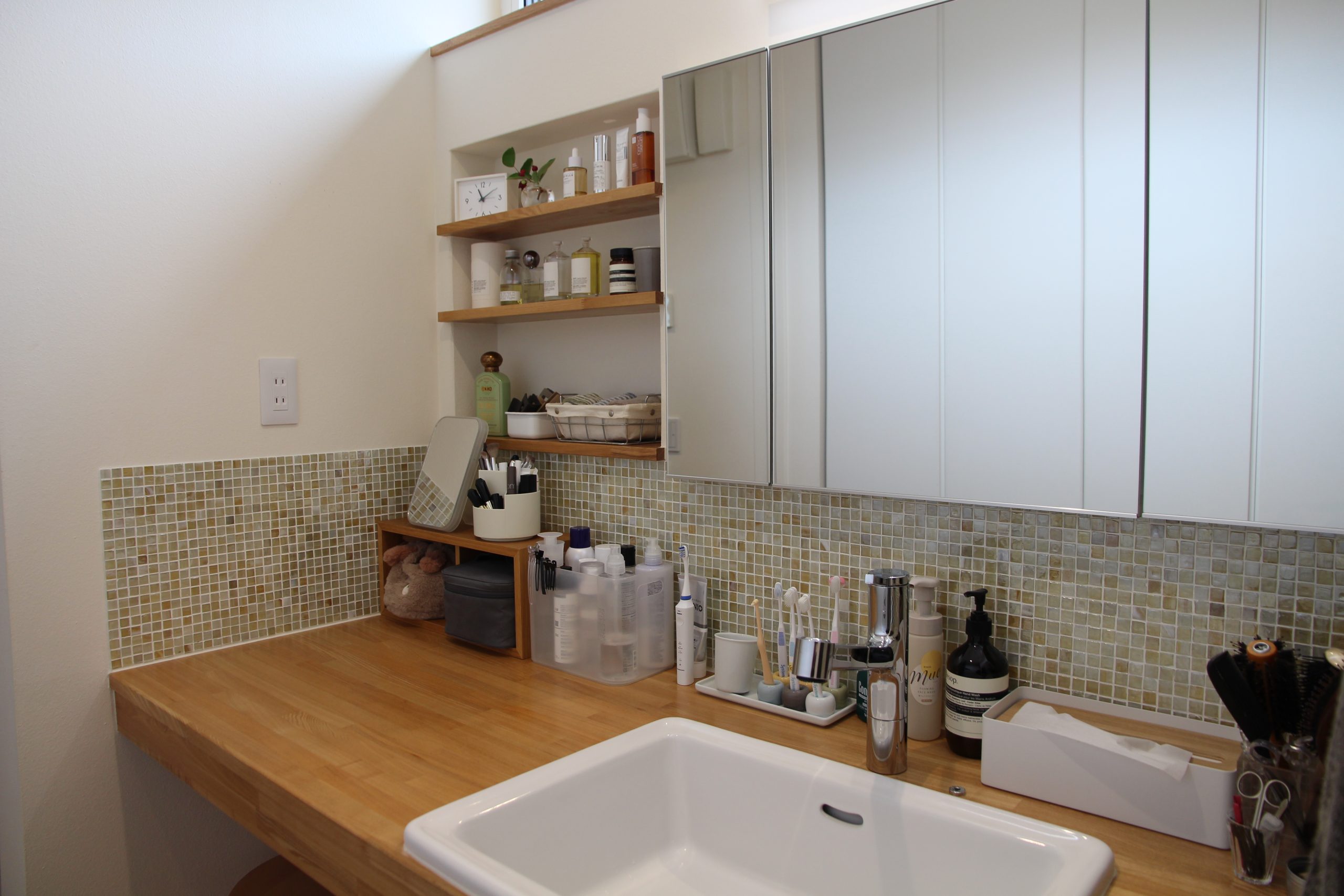 大きな吹き抜けのリビングに家族が集まる アレルギーにもやさしい住まい - ギャラリー 5