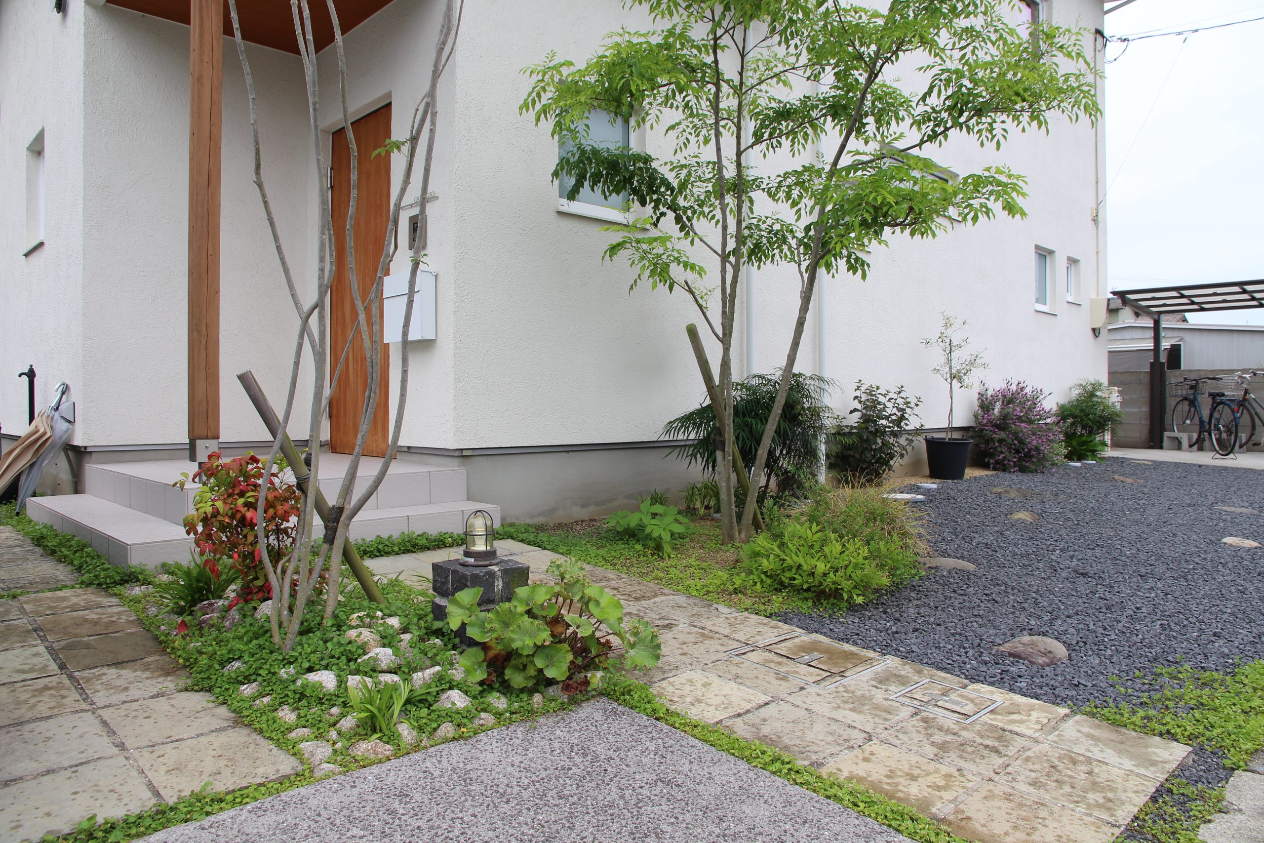 大きな吹き抜けのリビングに家族が集まる アレルギーにもやさしい住まい - ギャラリー 2