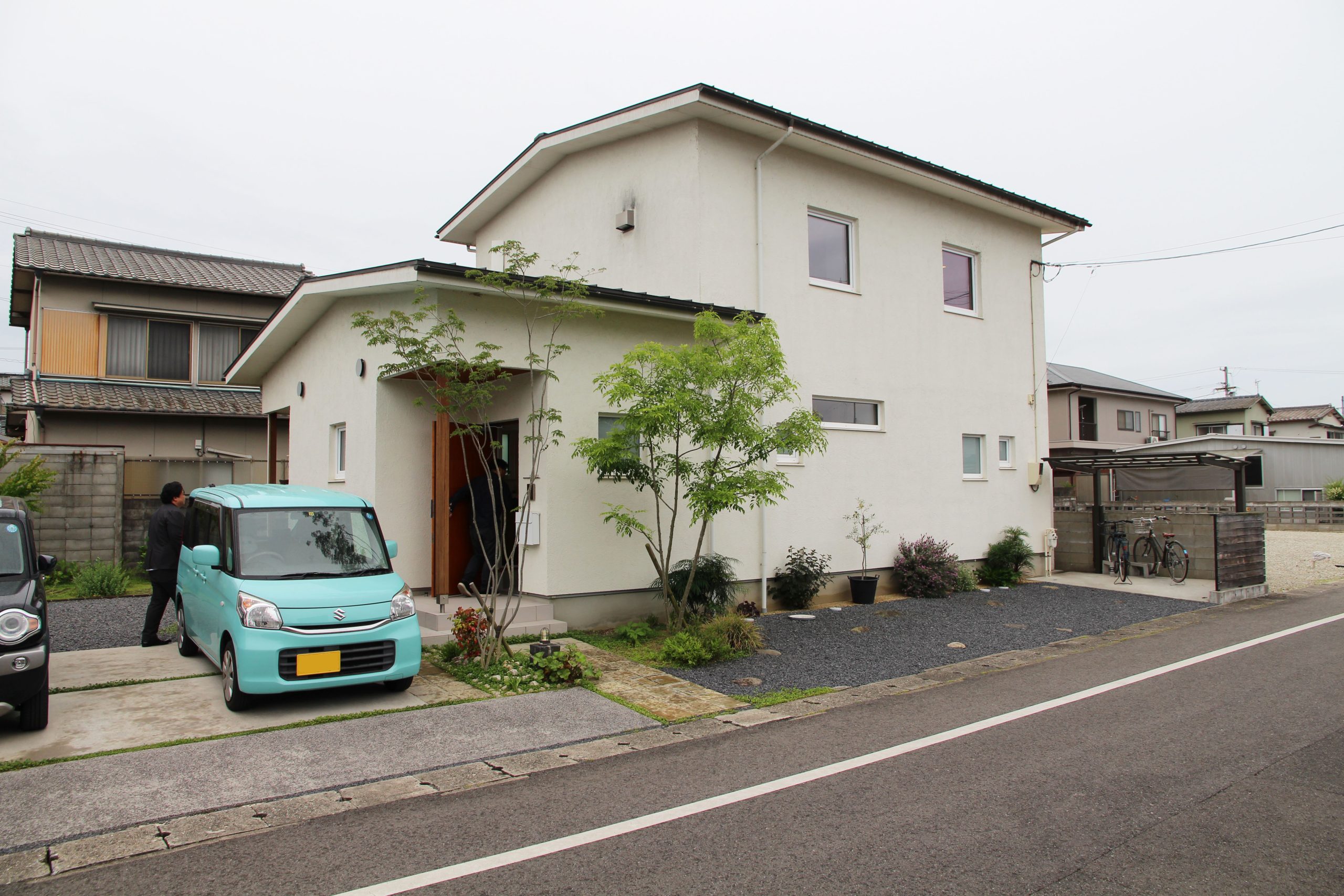 大きな吹き抜けのリビングに家族が集まる アレルギーにもやさしい住まい