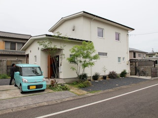 大きな吹き抜けのリビングに家族が集まる アレルギーにもやさしい住まい