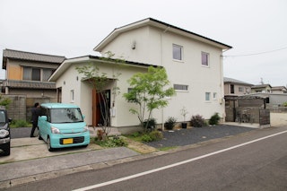 大きな吹き抜けのリビングに家族が集まる アレルギーにもやさしい住まい