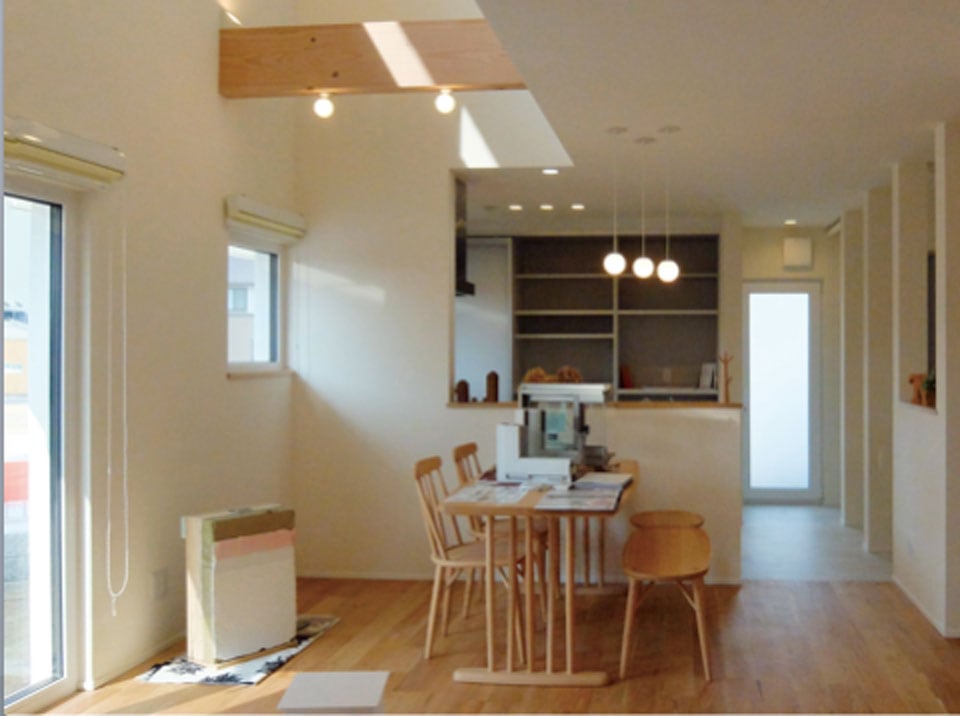 吹き抜け上部からの光がふりそそぐダイニングスペース